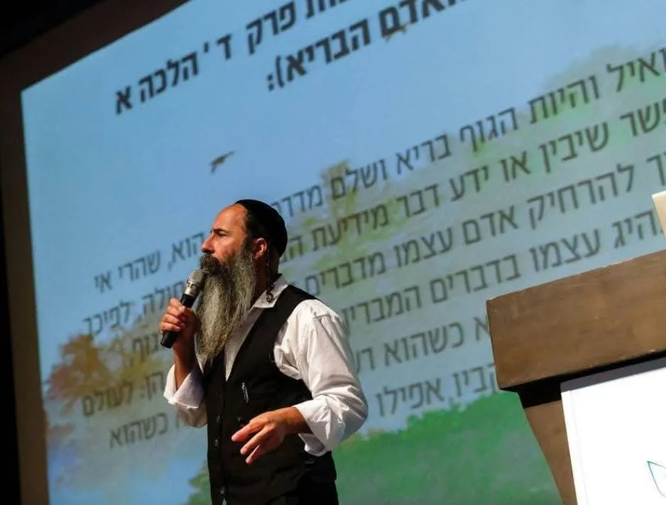 אסף אלזרע מרצה מול קהל